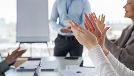 Liderança Inspiradora Em um mundo empresarial em constante transformação, a liderança inspiradora emerge como um fator crucial para o sucesso das organizações.