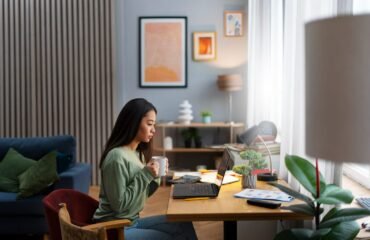 Trabalho Remoto: Descubra como a flexibilidade, a redução de custos e o acesso a talentos globais estão redefinindo o sucesso organizacional.